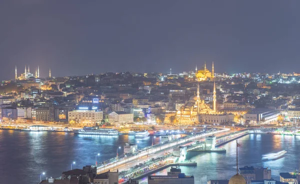 ISTANBUL - SEPTEMBER 2014: Aerial view of city skyline at night. — Stock Photo, Image