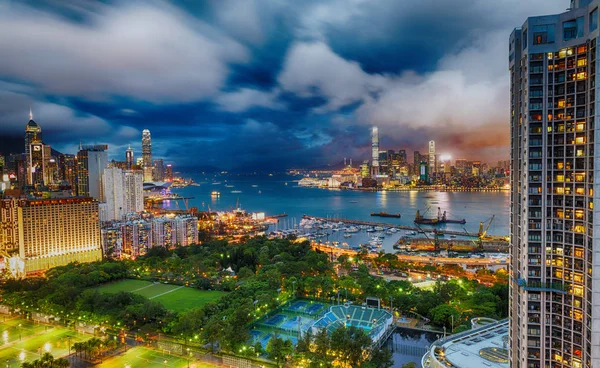 HONG KONG - APRIL 2014: Beautiful Kowloon city skyline at night. — Stock Photo, Image