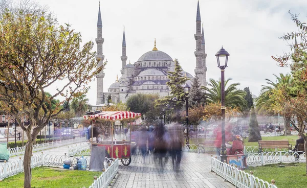 ISTANBUL - SEPTEMBER 2014: Tourists in Sultanahmet Square. The c — Stock Photo, Image