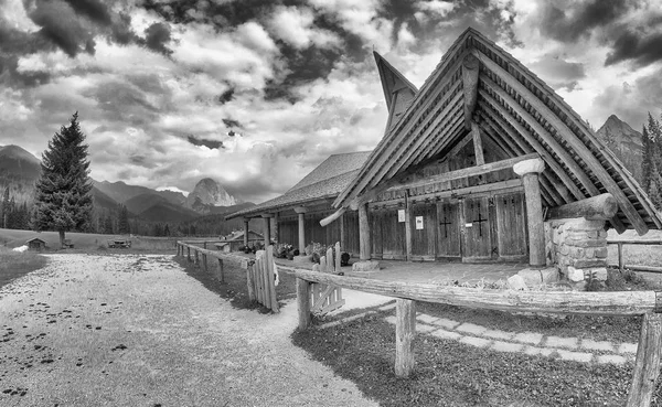 Kościółek na Alpach w okresie letnim — Zdjęcie stockowe