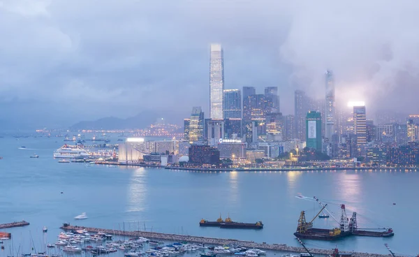 HONG KONG - ABRIL 2014: Bonito horizonte da cidade de Kowloon à noite . — Fotografia de Stock