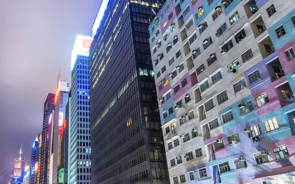 Vysoké mrakodrapy Hong Kong v noci — Stock fotografie