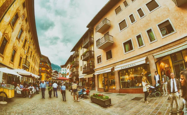 CORTINA, ITALIA - AGOSTO 2013: Calles de la ciudad con turistas. Cortin. — Foto de Stock