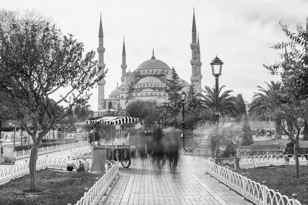 Vendeur de nourriture de rue sur la place Sultanahmet, vue floue avec longue — Photo