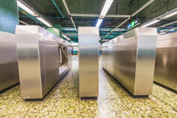 Modern metronun giriş kapıları — Stok fotoğraf