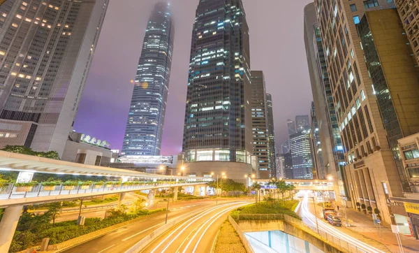HONG KONG - 12 DE MAYO DE 2014: Ciudad moderna horizonte con coche de carretera ligh — Foto de Stock