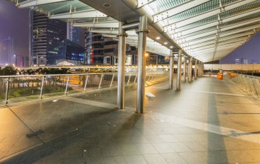 Hong Kong Üstgeçit şehir binaları geceleri ile