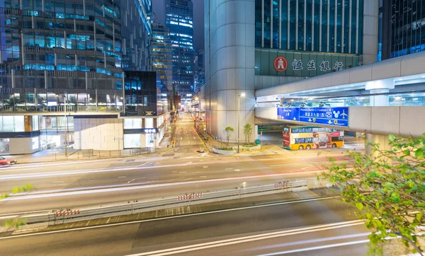 HONG KONG - 12 DE MAYO DE 2014: Ciudad moderna horizonte con coche de carretera ligh — Foto de Stock