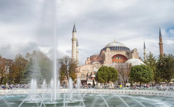 ISTANBUL - SEPTEMBER 2014: Tourists in Sultanahmet Square. The c — Stock Photo, Image