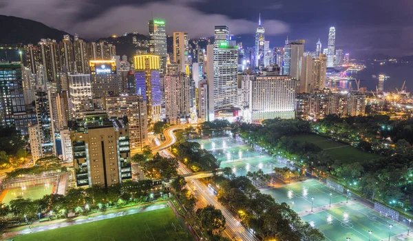 HONG KONG - APRILE 2014: Bellissimi grattacieli della città di notte. Tesoro... — Foto Stock