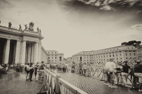 Turistas en la Plaza de San Pedro el domingo, visión borrosa del Vaticano C —  Fotos de Stock