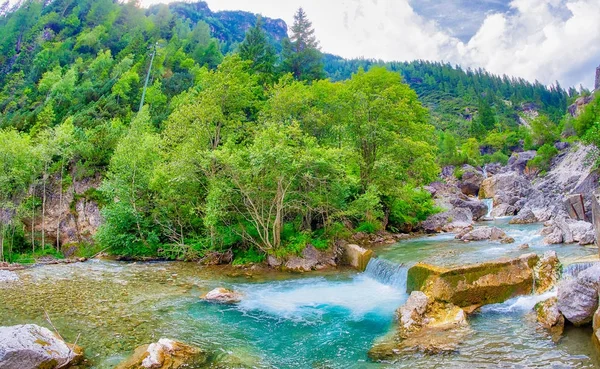 Cascadas en dolomitas italianas — Foto de Stock