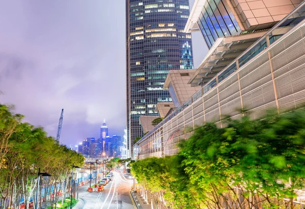 Ciudad moderna skyline por la noche, Hong Kong . —  Fotos de Stock