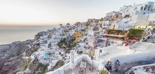 Beautiful sunset in Oia, Santorini. Aerial view of coastline and — Stock Photo, Image