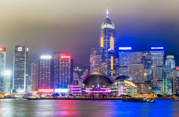 Centru města mrakodrapů města světel v noci z Kowloonu. Zlato — Stock fotografie