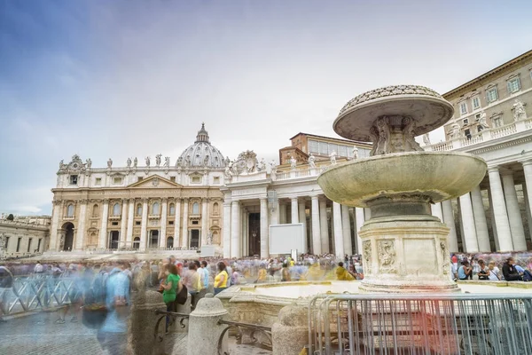 Toeristen in St Peter plein op zondag, wazig zicht op Vaticaan C — Stockfoto