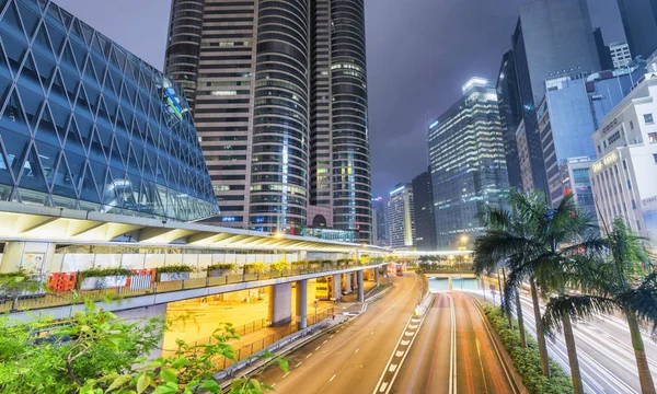 Hong Kong - April 2014: Staden skyskrapor och vägar på natten. Hon — Stockfoto