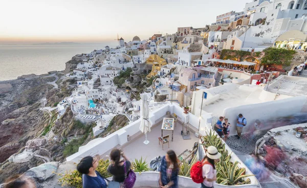 SANTORINI, GRECIA - JULIO 2014: Los turistas disfrutan de la clásica ciudad griega —  Fotos de Stock