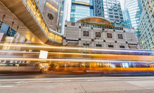 香港-2014年5月12日: 市中心的摩天大楼与公路车 lig — 图库照片