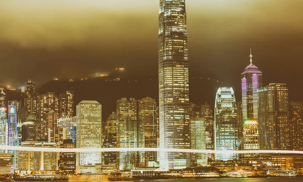 Hong Kong - 12. května 2014: Downtown mrakodrapy s city lights — Stock fotografie