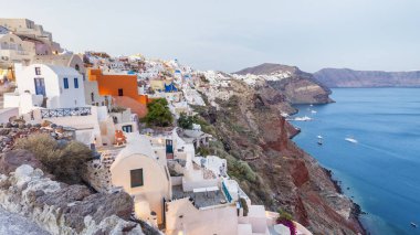 Oia, Santorini güzel gün batımı. Kıyı şeridi hava görünümünü ve