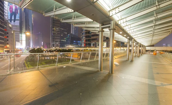 Hong Kong - Nisan 2014: Şehir Üstgeçit ve gece gökdelen. — Stok fotoğraf