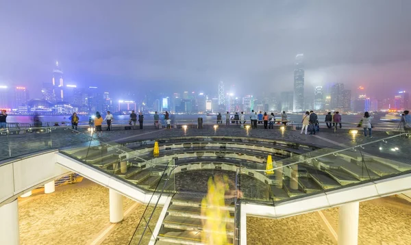 Hong Kong - Nisan 2014:Tourists zevk gece şehir manzarası Ko