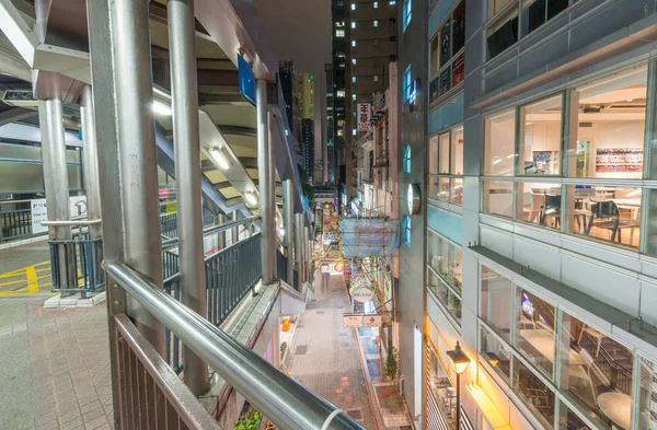 HONG KONG - Maio 12, 2014: Escadaria moderna com skyline da cidade em — Fotografia de Stock