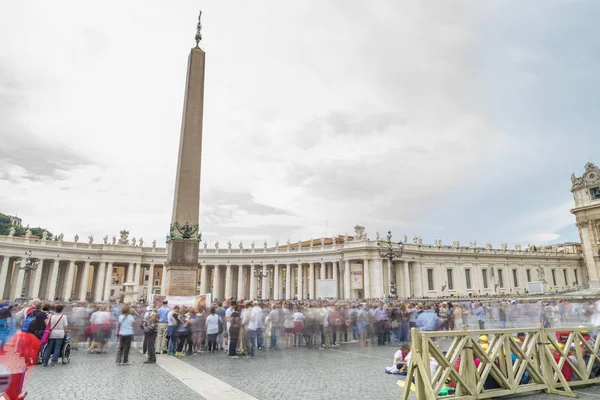 Touristen auf dem Petersplatz am Sonntag, verschwommene Sicht auf vatican c — Stockfoto