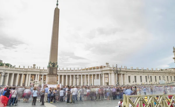 ROMA - JULIO 2014: Turistas en la Plaza del Vaticano para la misa de la —  Fotos de Stock