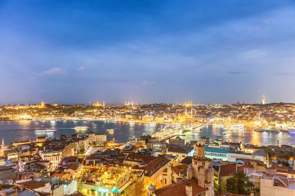 Vista aérea nocturna del horizonte de Estambul con edificios, puentes y —  Fotos de Stock