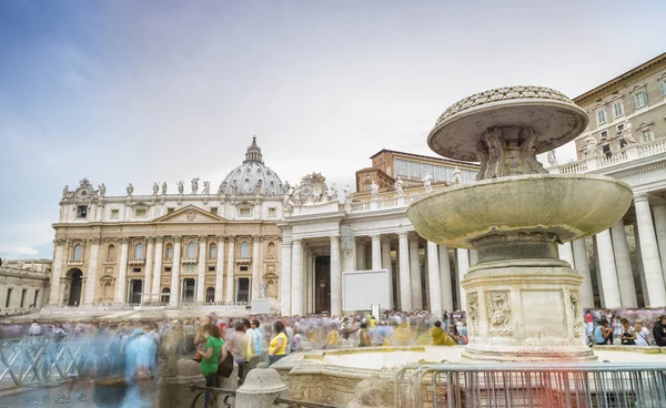 ROMA - JULIO 2014: Turistas en la Plaza del Vaticano para la misa de la —  Fotos de Stock