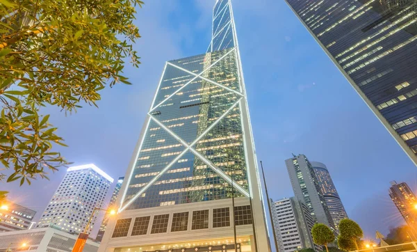 Hong Kong - 12 maj 2014: Downtown skyskrapor med stadens ljus — Stockfoto