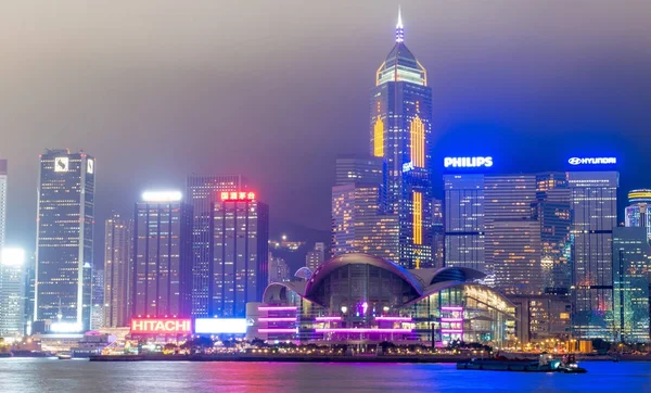 Hong Kong - 12 Nisan 2014: Downtown gökdelenler şehir ışıkları ile — Stok fotoğraf