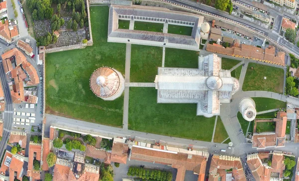 Placu cudów w Pizie z okolicznymi panoramę miasta. Antenowe — Zdjęcie stockowe