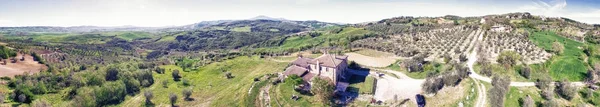 Vue aérienne panoramique des collines toscanes au printemps — Photo