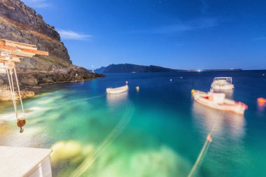 Okyanusta hareketli tekneler bulanık gece görünümü