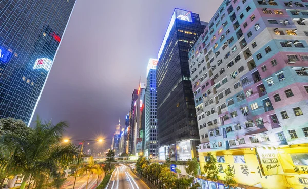 HONG KONG - ABRIL 2014: Rascacielos urbanos y tráfico nocturno. H — Foto de Stock