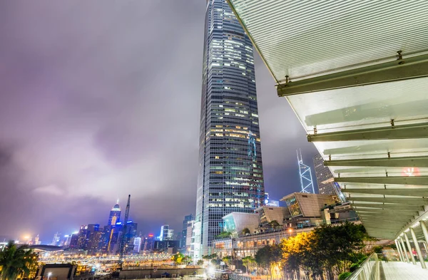 Ciudad moderna skyline por la noche, Hong Kong — Foto de Stock