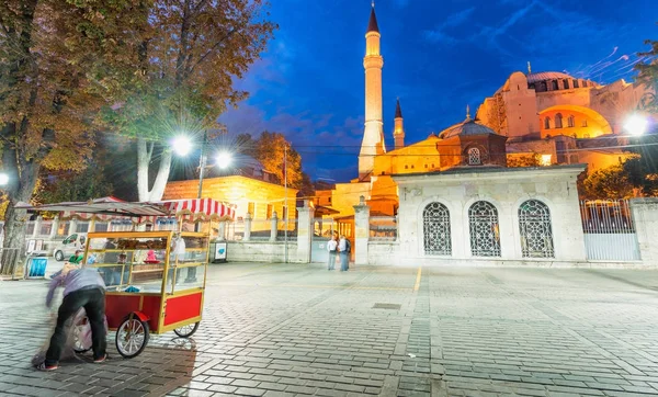 Istanbul - oktober 23, 2014: Toeristen in Sultanahmet plein bij n — Stockfoto