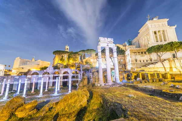 Kaiserliche foren in rom at nigjht, italien — Stockfoto