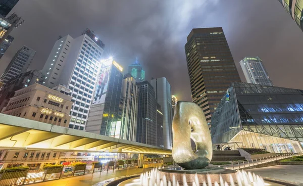 Hong Kong - April 2014: De wolkenkrabbers van de prachtige stad bij nacht. Hon — Stockfoto