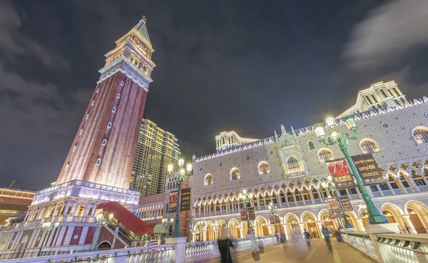 Macau, china - april 2014: touristen am eingang des venezianischen casinos. — Stockfoto
