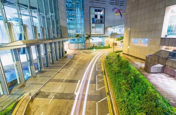 香港-2014年5月12日: 现代城市天际线与公路车灯 — 图库照片