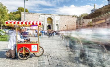 Istanbul - Eylül 2014: Food street satıcı Sultanahmet Squi