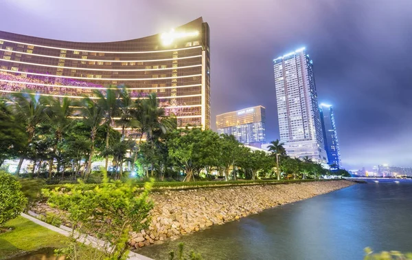 MACAU, CHINE - AVRIL 2014 : gratte-ciel et casinos la nuit — Photo