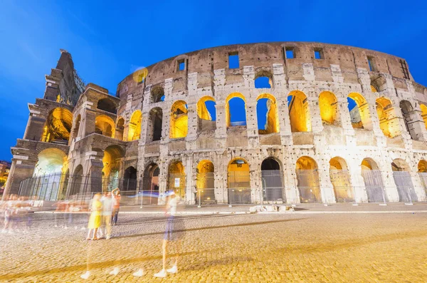 Luces del Coliseo en Roma por la noche, Italia — Foto de Stock