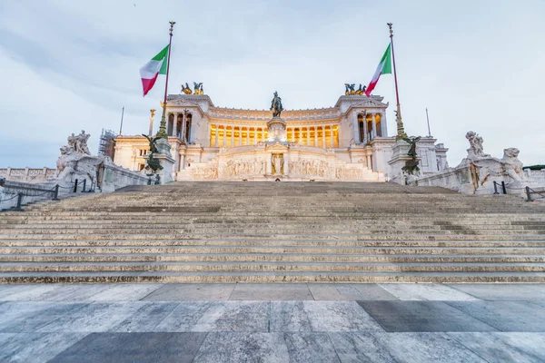 Monumento de Vittorio Emanuele II em Roma à noite, Itália. Arqueiro — Fotografia de Stock