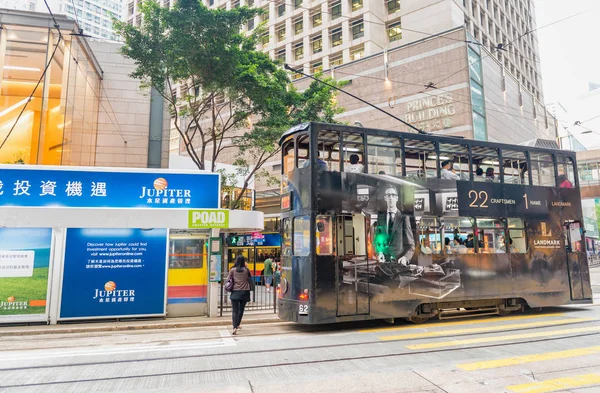 HONG KONG - 11 DE MAYO DE 2014: Black Double Decker bus acelera en c —  Fotos de Stock