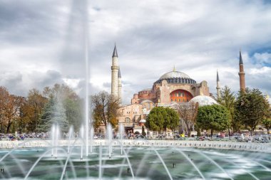 Ön planda, Istan şehir çeşme ile Istanbul'da Ayasofya